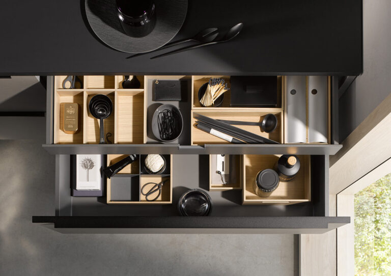 AV 2042 Samteiche Greige Move Querformat 768x542