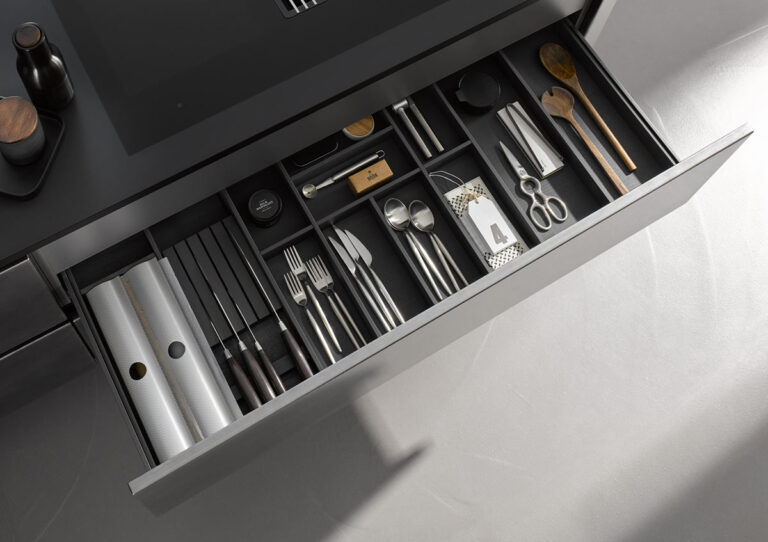 AV 6082GL Nussbaum elegant AV7070GL Industriestahl Besteckeinsatz Massivholz Esche dunkelgrau Querformat 768x542